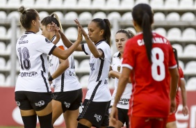 Giovanna e Adriana no jogo entre Corinthians e Amrica de Cali, pela Copa Libertadores Feminina