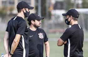 Arthur Elias no treino do Corinthians Feminino