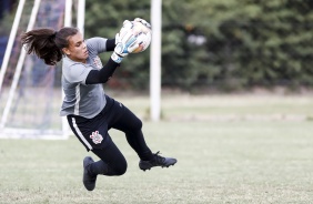 Atividade de goleiras no treino do Corinthians Feminino