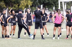 Elenco feminino no treino do Corinthians