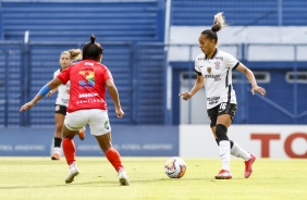 Atacante Adriana em ação contra o Santiago Morning pela Libertadores Feminina 2020 neste domingo