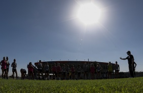 Atletas do Corinthians so orientadas por Arthur Elias em treino do Corinthians