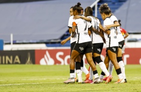 Elenco do Corinthians comemora converso de pnalti contra o Santiago Morning