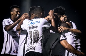 Elenco do Corinthians comemora gol marcado contra o So Caetano