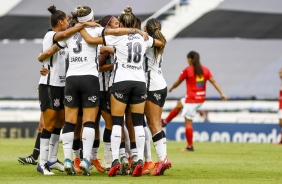Elenco do Corinthians feminino reunido em comemoração de gol contra o Santigo Morning