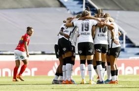 Elenco do Corinthians feminino reunido para comemorar gol contra o Santigo Morning