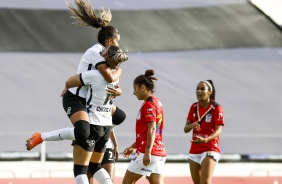 Gabi Nunes comemora gol contra o Santiago Morning com Giovanna Crivelari