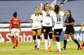 Gabi Nunes e Adriana comemoram gol diante do Santiago Morning neste domingo