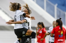 Gabi Nunes e Adriana comemoram gol diante do Santiago Morning (CHI)