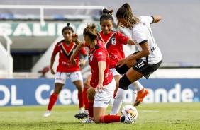 Gabi Nunes enfrenta marcao do Santiago Morning