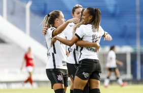 Gabi Zanotti, Adriana e Andressinha durante duelo contra Santiago Morning