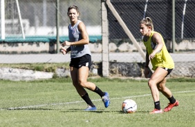 Gabi Zanotti e Cacau em treino do Corinthians feminino
