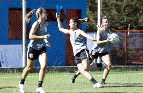Giovanna Crivelari, Erika e Giovanna Campiolo participam de atividade do Corinthians feminino