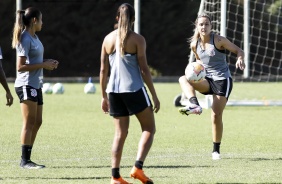 Giovanna Crivelari, Gabi Nunes e Vic Albuquerque durante treino do Corinthians neste sábado