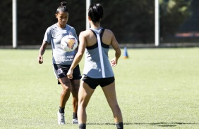 Grazi e Paulinha em treino do Corinthians neste sbado