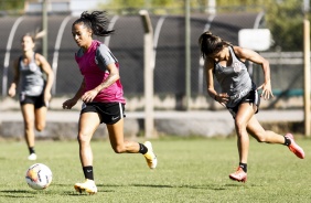 Juliete e Kati durante treino do Corinthians neste sbado
