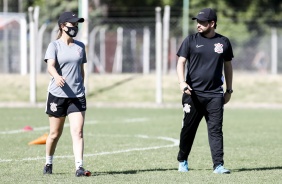 Preparadora física Karla Chaves e Arthur Elias em treino do Corinthians