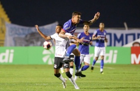 Rodrigo Varanda em disputa de bola durante vitria do Corinthians contra o So Caetano