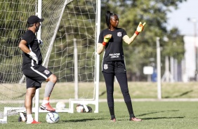 Tain Borges conversa com preparador de goleiras Edson Junior