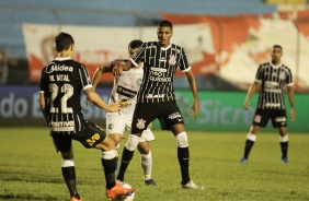 Mateus Vital e Rodrigo Varanda em ao no duelo entre Corinthians e Salgueiro