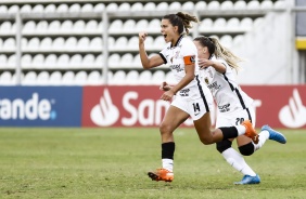 Tamires e Andressinha comemoram gol marcado pela lateral do Corinthians