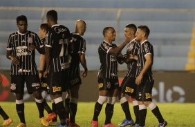Jogadores do Corinthians comemoram gol da equipe contra o Salgueiro