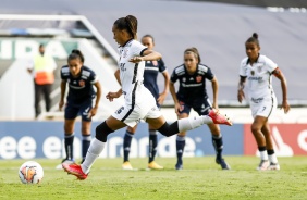 Adriana cobra pnalti e marca o primeiro gol do Corinthians contra a LaU