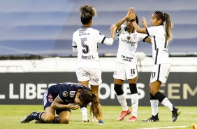 Adriana, Vic Albuquerque e Ingryd durante partida contra a Universidad de Chile