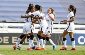 Gabi Nunes, Andressinha e Kati comemoram com Adriana aps gol marcado pela atacante