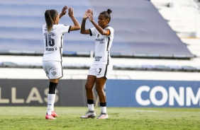 Grazi e Adriana durante partida contra a Universidad de Chile neste domingo