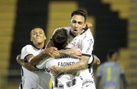 Gustavo Mosquito comemora gol diante do Mirassol com Rodrigo Varanda