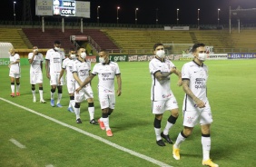Jogadores do Corinthians entram em campo para enfrentar o Mirassol pelo Paulisto