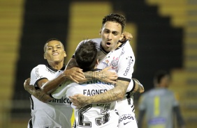 Mosquito, Fagner e Varanda comemoram gol diante do Mirassol