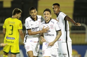 Rodrigo Varanda e J comemoram gol marcado por Mosquito contra o Mirassol