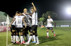 Jogadores do Corinthians comemoram o primeiro gol da partida