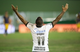 Otero comemora seu primeiro gol de falta com a camisa do Corinthians