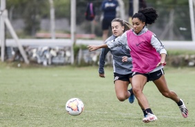 Andressinha e Yasmin durante atividade de hoje do Corinthians Feminino