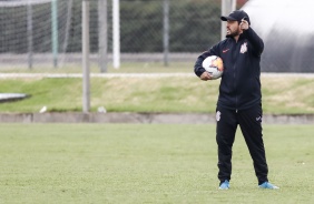 Arthur Elias durante atividade de hoje do Corinthians Feminino