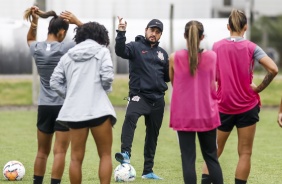 Arthur Elias e elenco durante atividade de hoje do Corinthians Feminino