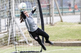 Goleiras durante o treino do Corinthians Feminino