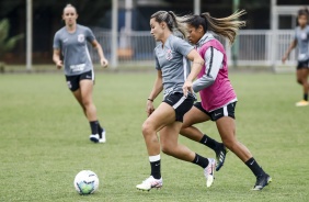 Crivelari e Victria durante atividade de hoje do Corinthians Feminino