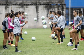 Elenco feminino reunido durante atividade de hoje do Corinthians