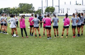 Elenco reunido durante atividade de hoje do Corinthians Feminino