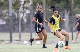 Giovanna Campiolo e Paulinha no treino do Corinthians Feminino