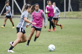 Giovanna Crivelari e Victria durante atividade de hoje do Corinthians Feminino