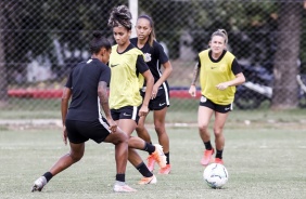 Ingryd e companheiras no treinamento do Corinthians Feminino