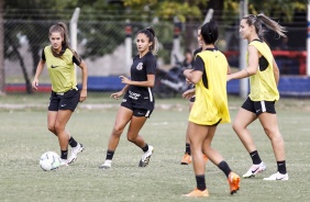 Jheniffer, Diany, Campiolo e demais jogadoras no treinamento do Corinthians Feminino