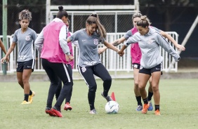 Jheniffer e companheiras durante atividade de hoje do Corinthians Feminino