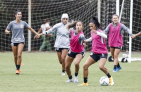 Jogadoras durante atividade de hoje do Corinthians Feminino