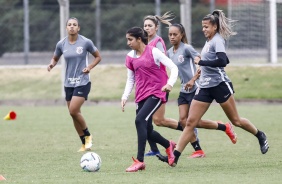 Katiscia e companheiras durante atividade de hoje do Corinthians Feminino